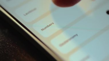 Cep telefonundan çevrimiçi okuma için İncil 'den kitap başlıklarının listesi gösteriliyor.