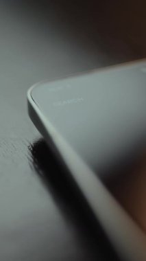 Bir cep telefonundaki uygulama arayüzü içinde arama seçeneği.