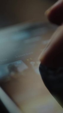 Akıcı bir uygulama içinde film ve TV programları için kolay bir arama için kategoriler.