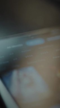 Akıllı telefon ekranında çalışan bir uygulamanın arayüzü filtreleniyor.