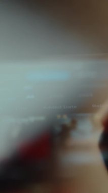 Kullanıcı bir uygulama üzerinde film galerisini kaydırıyor.