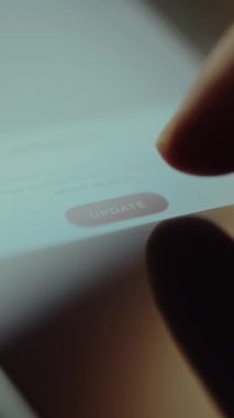 Cep telefonu ekranındaki UPDATE düğmesine dokunur.