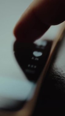 Akıllı telefon ekranında şort listesi kaydırılıyor.