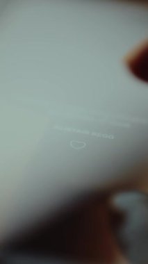 Kullanıcı Alistair Begg için kalp simgesini bir Hıristiyan uygulaması üzerinden tıklatıyor.