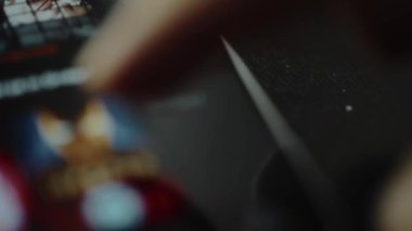 Bir yayın servisinde film seçmek, odaklanamamak.