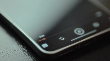 Parmak, video kayıt süresi kırmızı ilerleme çubuğuyla etkileşim halinde.