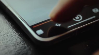 Parmak, video oynatıcı arayüzü içindeki Döngü simgesine dokunur.