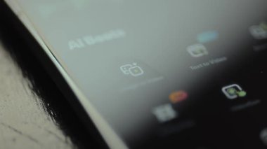 Parmak bir uygulama arayüzü içinde simge görüntüsünü Video 'ya tıklatır.