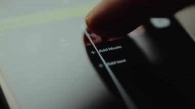 Bir video düzenleme uygulamasının arayüzü içine Müzik seçeneği ekle.