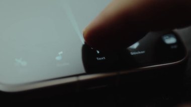 Parmak, yaratıcı bir projeye metin eklemek için Metin seçeneğini tıklatır.