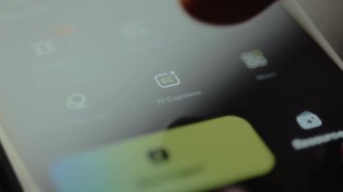 Bir tasarım uygulamasının arayüzü içinde Al Captions seçeneği.