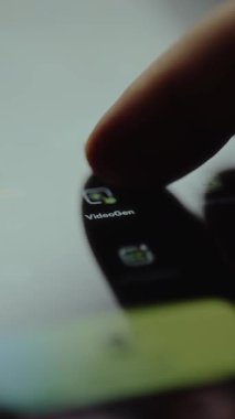 Parmak, Video Gen uygulama simgesi, AI video oluşturucusuna dokunur.
