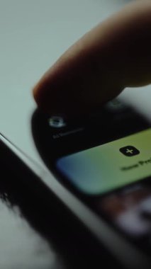 Parmak, Al Remover uygulama simgesini tıklatır, Yapay zeka kullanarak resim veya video içindeki ögeleri kaldırır veya düzenler.