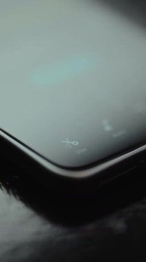 Kullanıcı içerik oluşturma uygulaması içindeki Trim seçeneğini seçer.