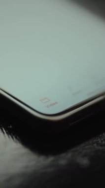 Cep telefonu ekranındaki Video düğmesine dokunmak üzere olan parmak.