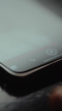 Parmak akıllı telefon ekranında Döngü simgesini tıklatır.