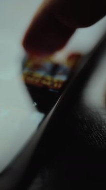 Bir akış uygulamasının içeriğini kaydıran parmak.