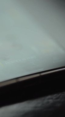 Parmak, bir film için arama seçeneğini bir uygulama üzerinden tıklatır.