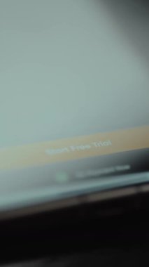 Cep telefonu ekranında gösterilecek hizmet için Ücretsiz Deneme teklifini başlat.