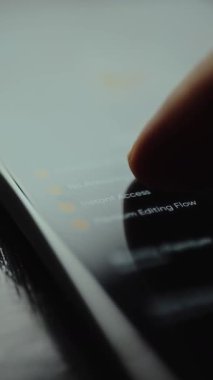 Servis alımından önce teklifi okuyan kullanıcı.