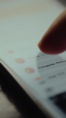 Bir uygulama için dil seçimi, dil listesi için parmak kaydırma.