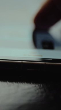 Bir akış uygulamasının arayüzü içinde bir film listesini parmakla oynat.