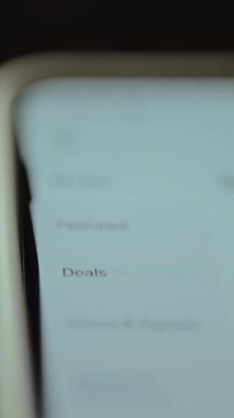 Bir çevrimiçi mağaza başvurusunda ürün kategorilerini kaydırmak. Ticaret konsepti.