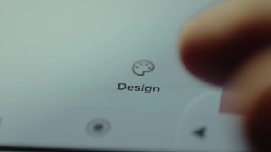 Parmak, bir giyim, ticaret ve kişiselleştirme kavramlarının tasarımını özelleştirmek için tasarım simgesine dokunmak üzere.