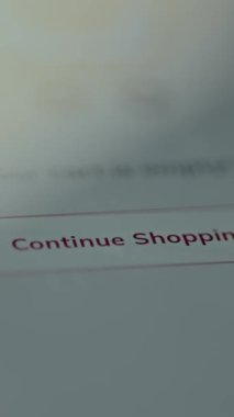 Parmak, çevrimiçi mağazadan Devam Et düğmesine basar.