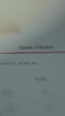 Çevrimiçi alışveriş uygulamasından kıyafet boyutu seçme seçeneği.