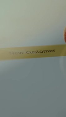 Bir çevrimiçi mağaza satıcı yeni müşteri eklemek için yeni bir seçenek seçer.