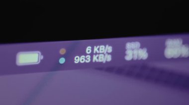 Veri aktarım hızlarını ve pil bilgisini gösteren bir bilgisayar ekranındaki durum çubuğu.