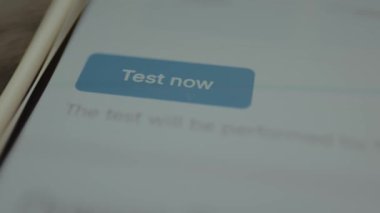 Kullanıcı şimdi etiketli dijital düğmeye tıklıyor.