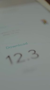 Kullanıcı cep telefonunda internet hız testini gerçekleştirir, indirme hızı.