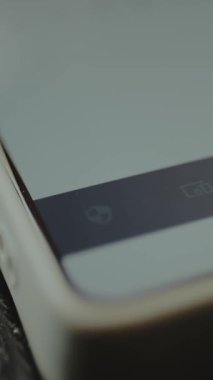 Kullanıcı cep telefonu ekranında Kalem Test simgesine tıklıyor.