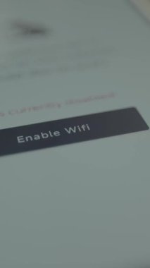 Parmak, Wi-Fi düğmesini etkinleştirir.