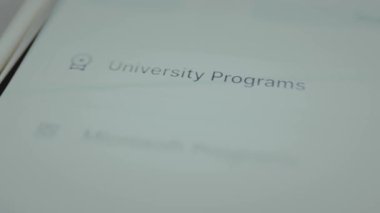 Bir eğitim uygulaması arayüzü içindeki öğrenme programlarının listesi, yaşam boyu öğrenme kavramı.