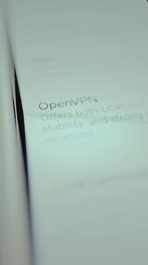 Kullanıcı akıllı telefon ekranında OpenVPN seçeneğini kontrol eder.