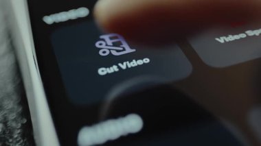 Kullanıcı video düzenleme için mobil bir uygulama içinde Kes Video seçeneğini tıklatır.
