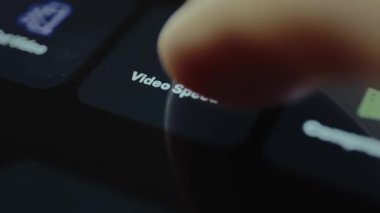 Kullanıcı Video Hızı seçeneğini tıklatır, video için çalma hızını ayarlar.