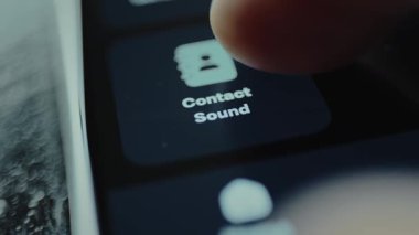 Kullanıcı Kişi Sesi etiketli uygulama simgesine tıklıyor.