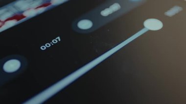 Bir video düzenleme yazılımı arayüzü içindeki 07 saniyenin okuma süresini gösteren bir video dosyasının zaman çizelgesi.