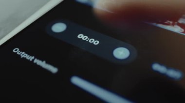 Belirtilen ikinci video ile başlamak üzere bir videonun zaman değerini ayarlayan kişi.