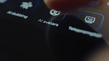 Kullanıcı yapay zeka oluşturan karakterler yaratmak için yapay avatarlar seçeneğine tıklıyor.