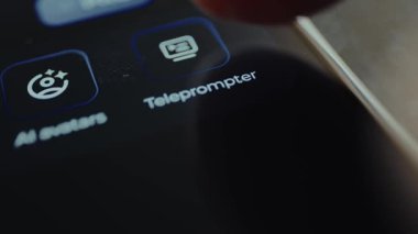 Kullanıcı Teleprompter etiketli mobil uygulama fonksiyonuna tıklıyor.