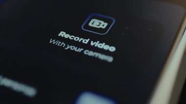 Parmak, kameranızla etiketli dijital düğmeye basar.