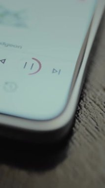 Kullanıcı müzik çalar arayüzü içinde duraklat simgesine tıklıyor.