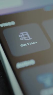 Kullanıcı bir video düzenleme uygulaması içinde Kes Video seçeneğini seçer.