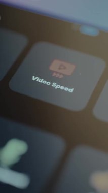 Kullanıcı bir video için çalma hızını ayarlamak için Video Hızı etiketli seçeneğe tıklıyor.