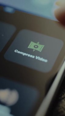 Kişi mobil uygulama arayüzü içinde Sıkıştırılmış Video seçeneğini seçer.